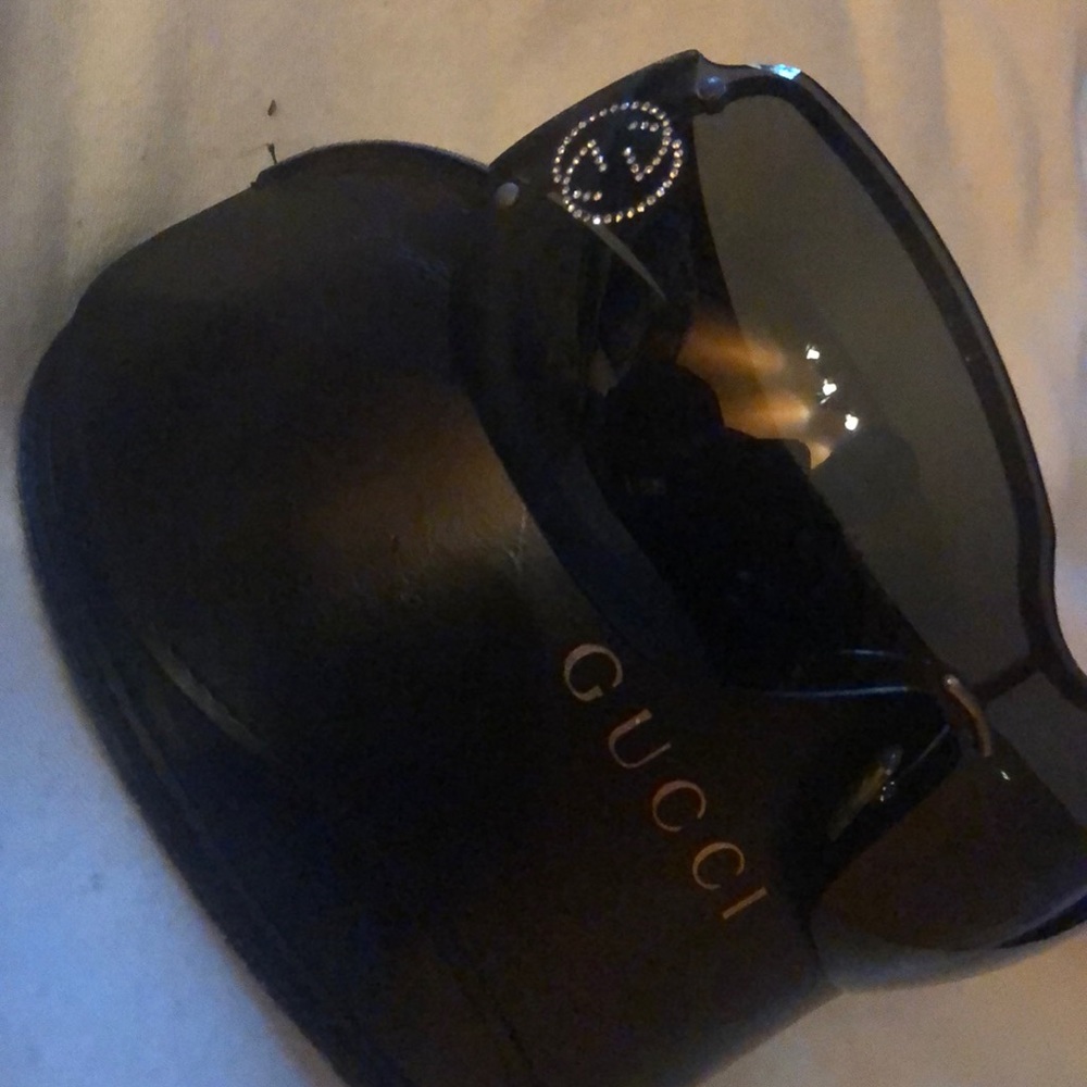 Authentic Women’s Gucci “GG” frameless sunglasses